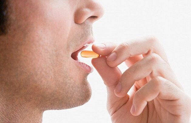 Muž užívající komplex vitamínů pro udržení potence